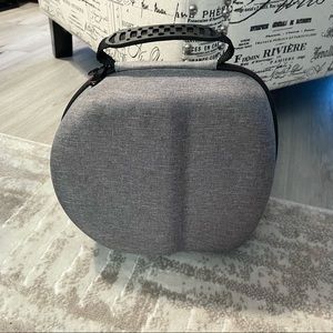 Grey Oculus Quest 2 and Controllers Hard Shell Case - Excellent Condition